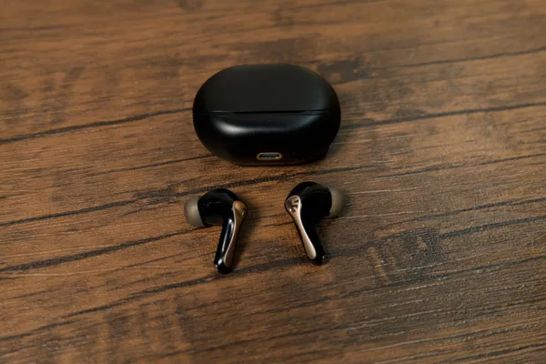 SOUNDPEATS Air5 Pro+のイヤホン本体と充電ケース