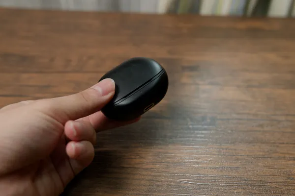 SOUNDPEATS Air5 Pro+の充電ケースを手に持った状態
