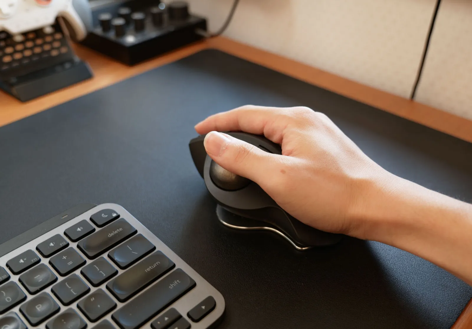 MX ERGO S に手を乗せ、親指をボールに置いて操作している様子