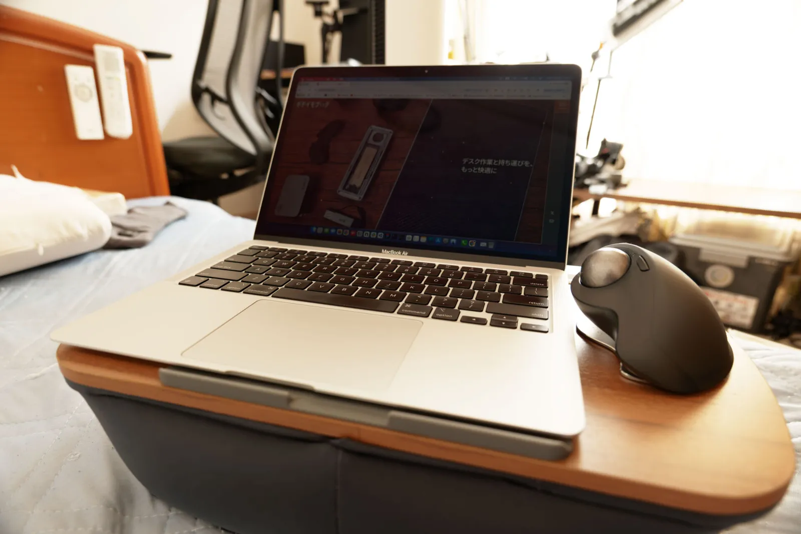 膝上クッションテーブルの上で、MacBook Air の横に置いたトラックボールマウス MX ERGO S