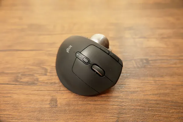 MX ERGO S を手前側から見た、ボタンとスクロールホイールの配置