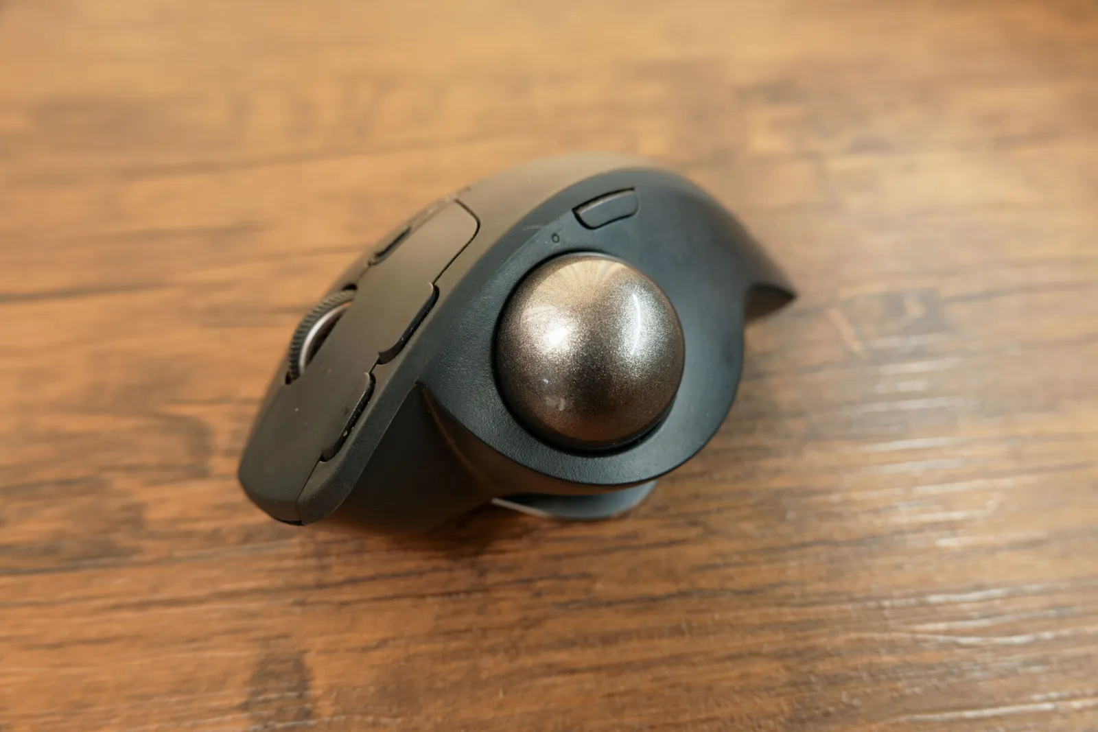 MX ERGO S のボールを斜め上から近くで写したところ