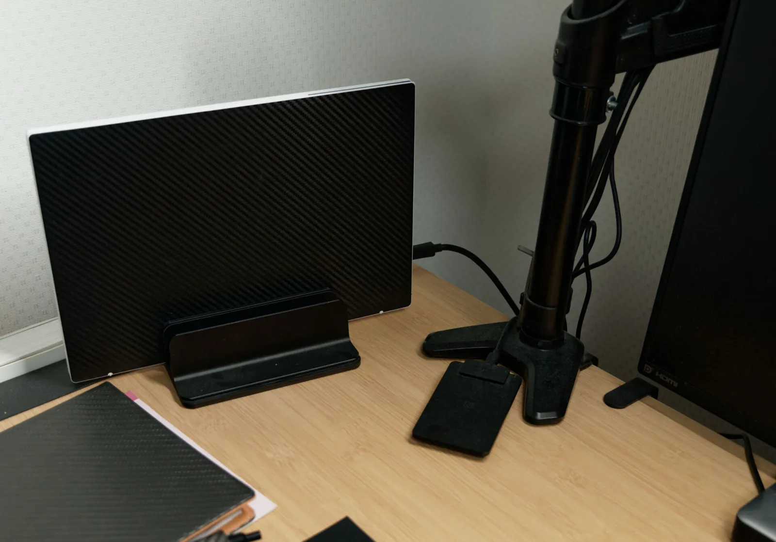 縦置きスタンドに閉じて立てたノートパソコンにUSB Type-Cケーブルを1本つないだ様子