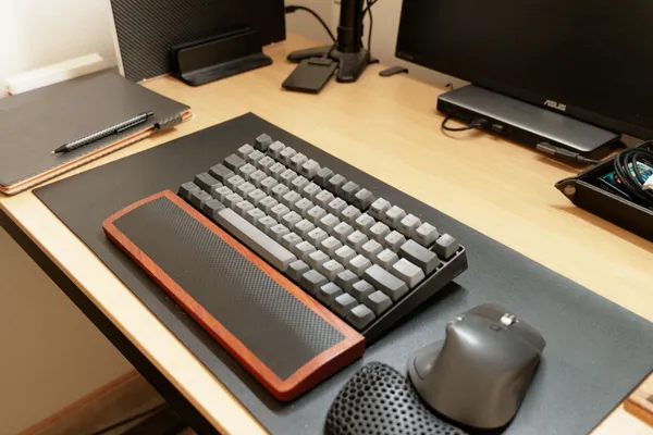デスクマットの上に並べた外付けキーボード・木製パームレスト・マウス