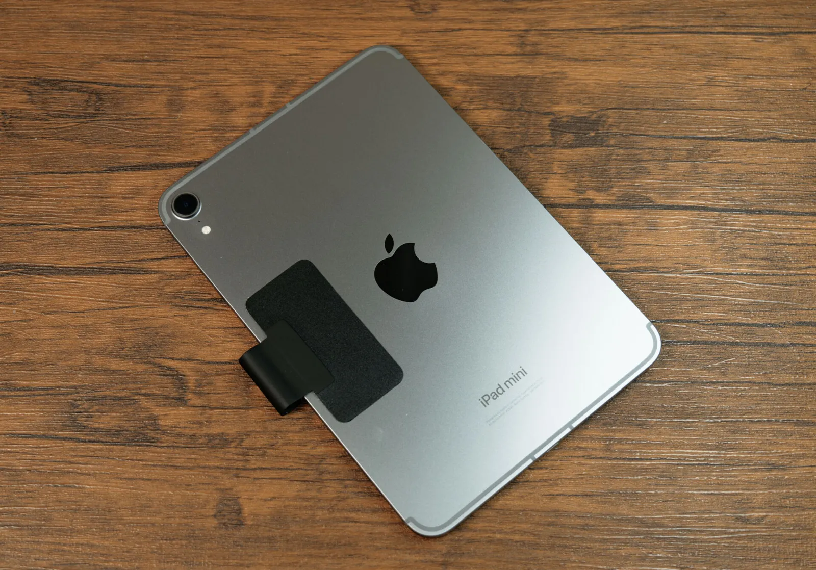 iPad mini 7（スペースグレイ）の背面に貼ったBEGALOのペンホルダー