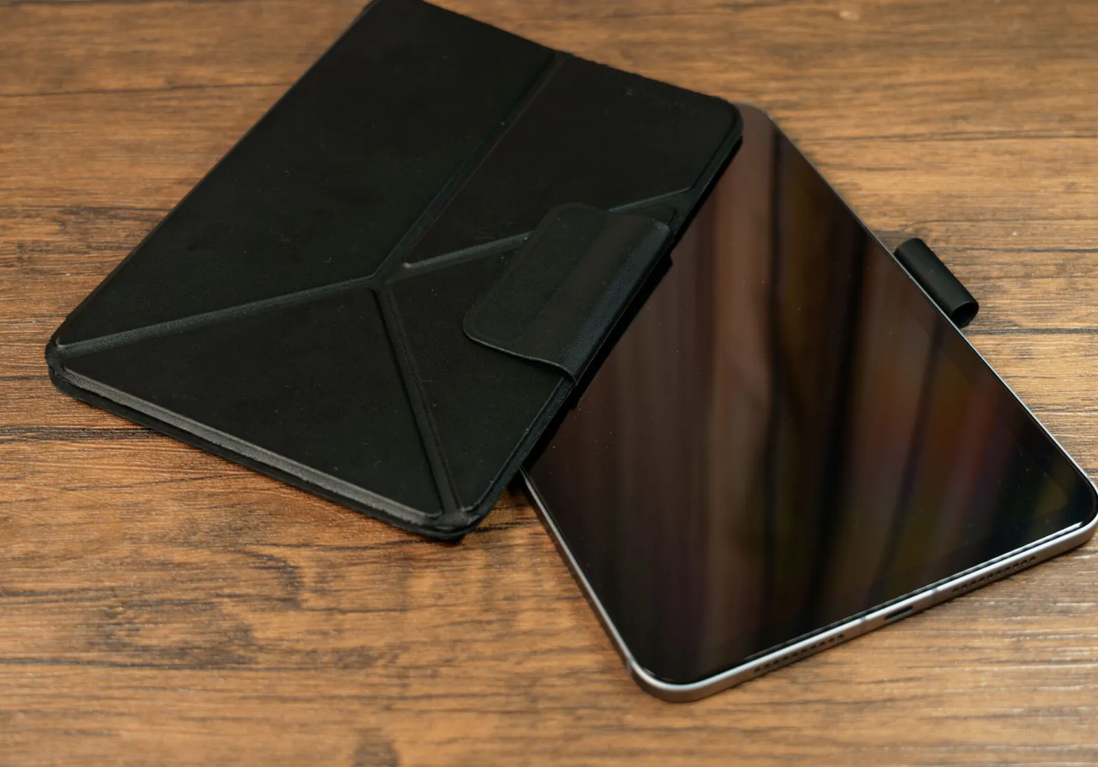 iPad mini 7とPITAKA MagEZ Folio 2のフロントカバー