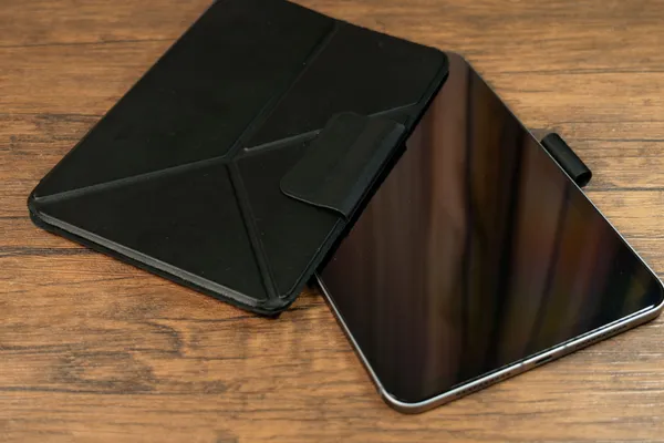 iPad mini 7とPITAKA MagEZ Folio 2のフロントカバー
