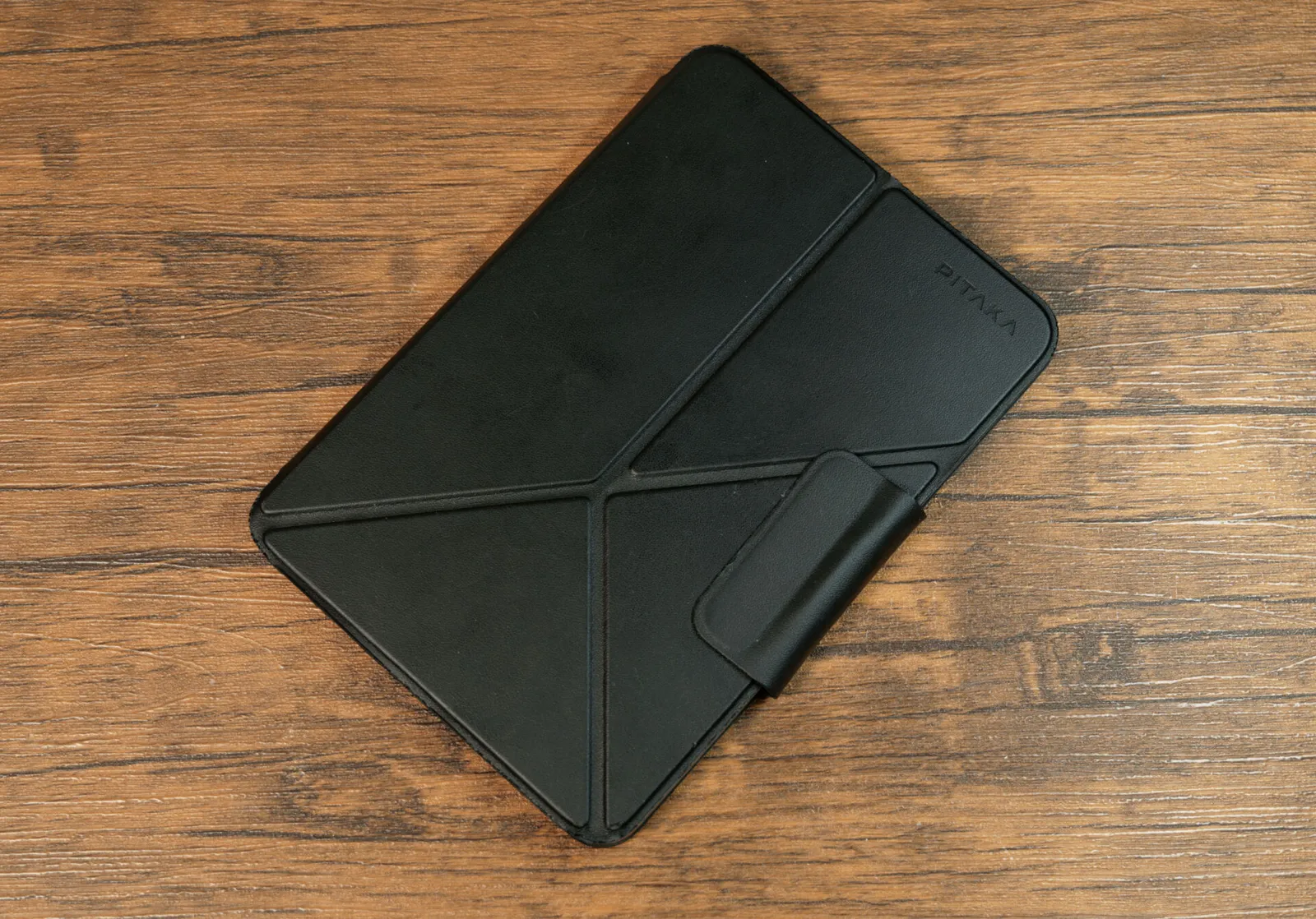 閉じた状態のPITAKA MagEZ Folio 2（ブラック）とペンを留めるストラップ