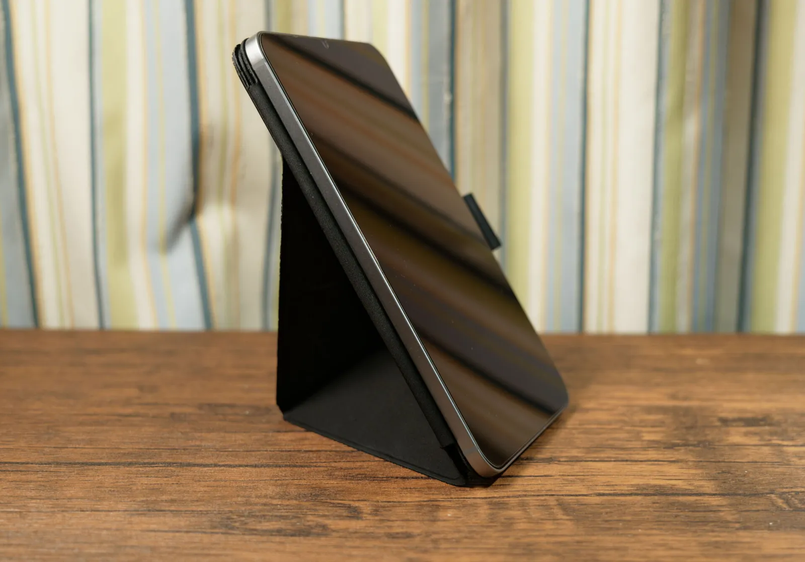 フロントカバーを折りたたんでスタンドにしたPITAKA MagEZ Folio 2とiPad mini 7