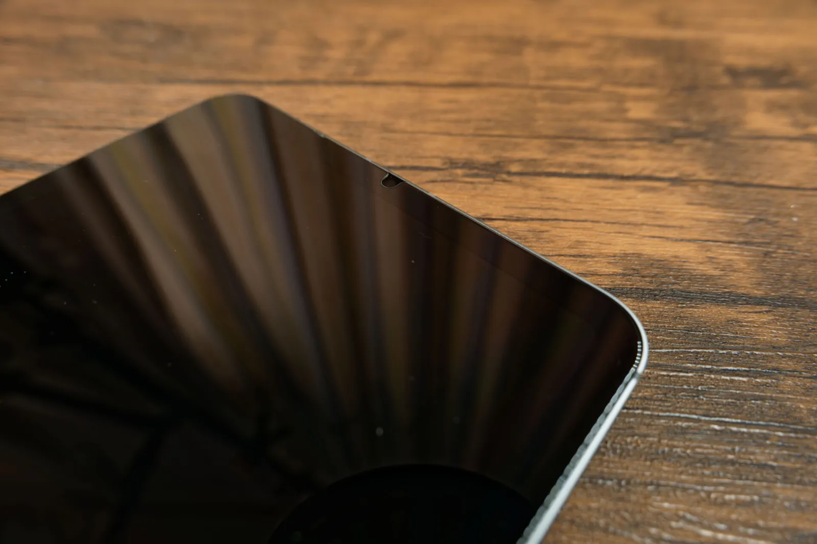 NIMASOのガラスフィルムを貼ったiPad mini 7の画面上部とフロントカメラの切り欠き