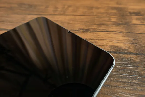 NIMASOのガラスフィルムを貼ったiPad mini 7の画面上部とフロントカメラの切り欠き
