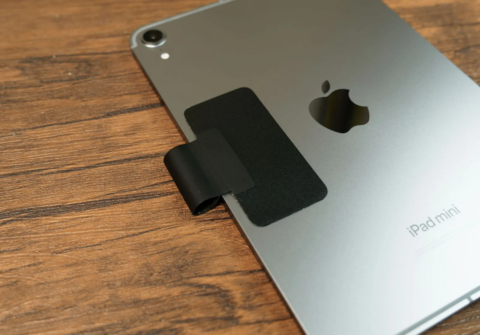 iPad mini 7の背面に貼ったBEGALO Apple Pencilホルダーの拡大
