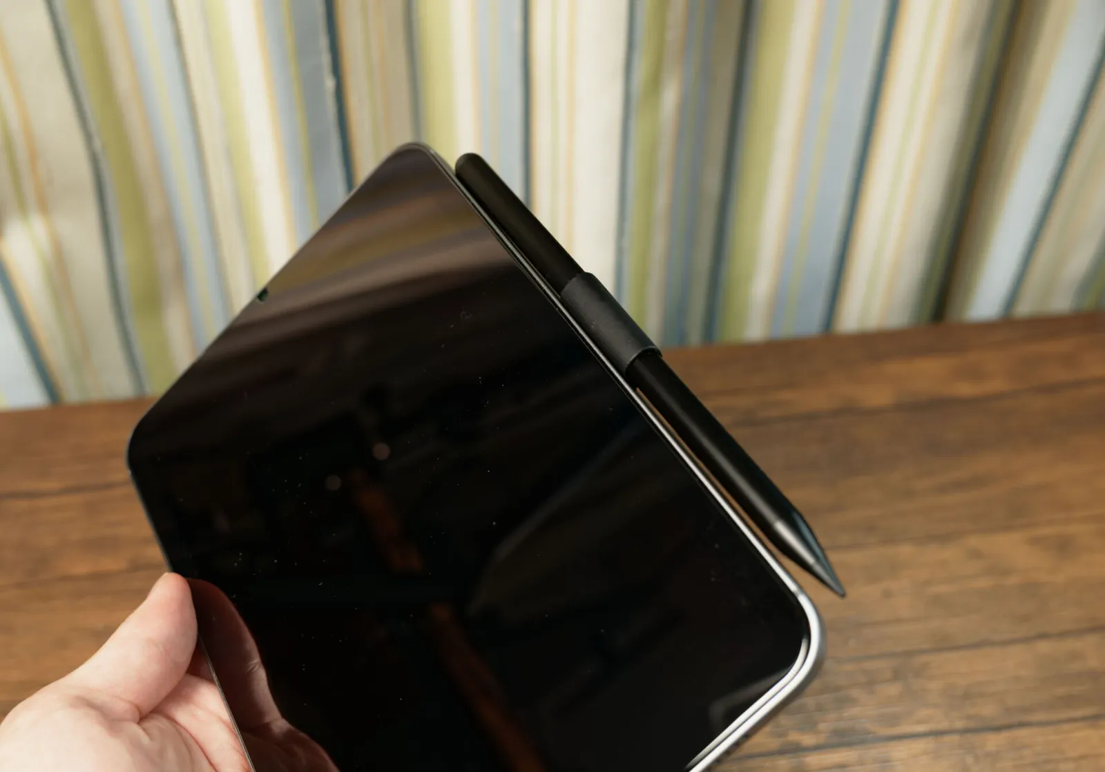 BEGALOのホルダーでiPad mini 7の側面に留めたKEEPROのタッチペン