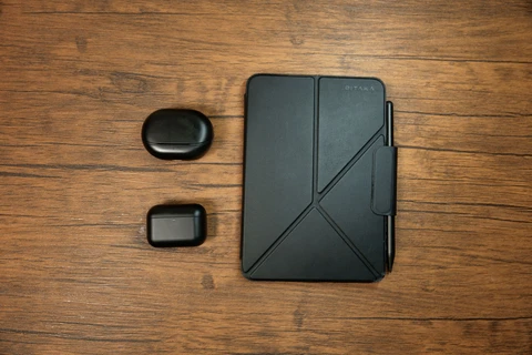 PITAKA MagEZ Folio 2に入れたiPad mini 7とKEEPROのタッチペン、final ZE500 for ASMR・SOUNDPEATS Air5 Pro+の充電ケース