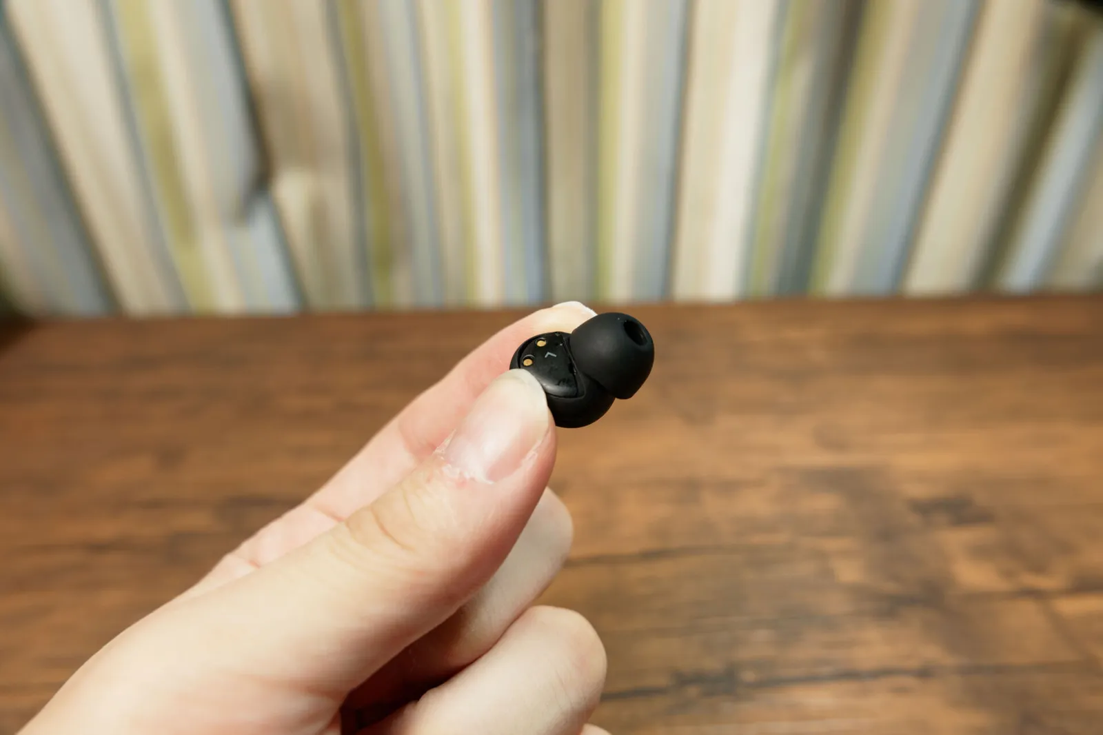 指でつまんだfinal ZE500 for ASMRの小さなイヤホン本体