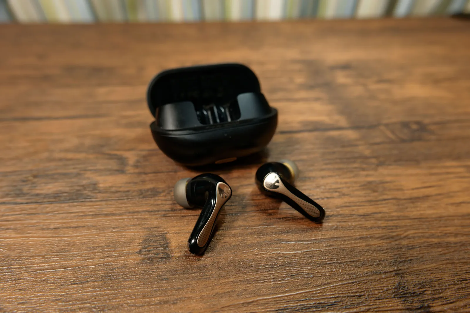 SOUNDPEATS Air5 Pro+のイヤホン本体とふたを開けた充電ケース