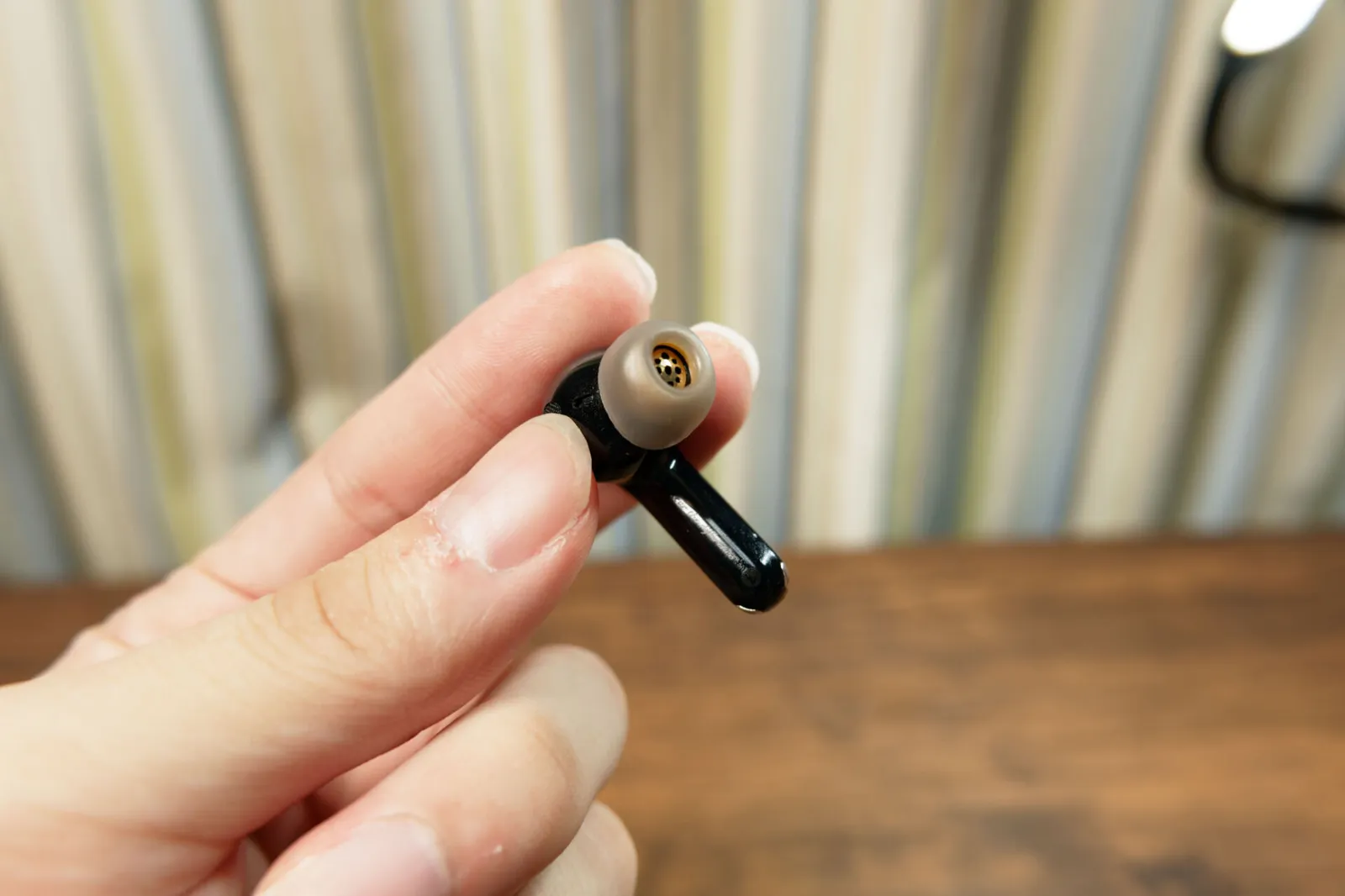 指でつまんだSOUNDPEATS Air5 Pro+のイヤホン本体