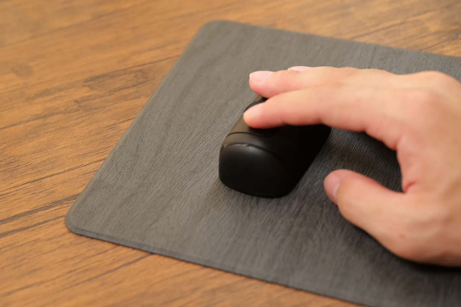 Finger Barrel Mouse i2をマウスパッド上で指先で操作している様子