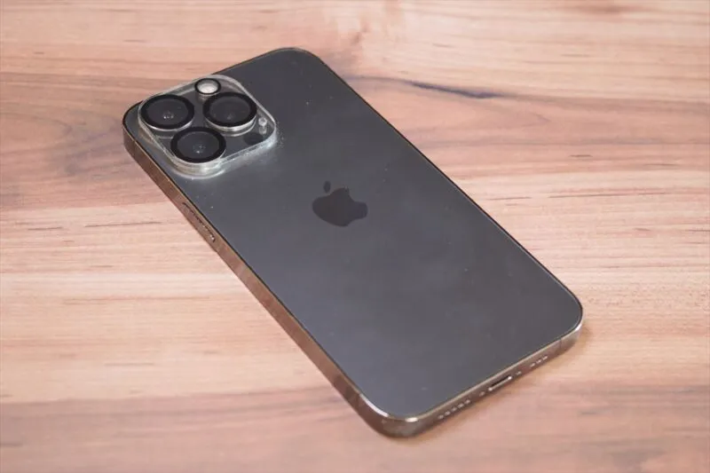 iPhoneを裏返して机に置いた様子