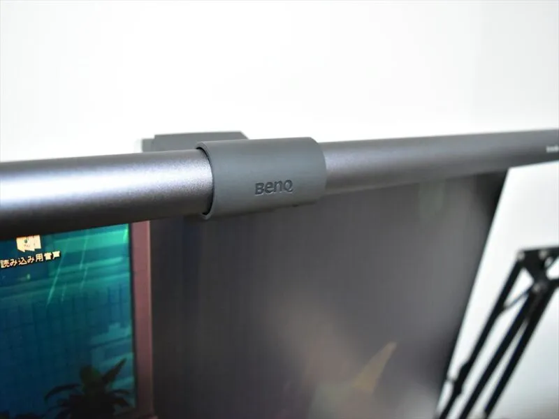 BenQ ScreenBar Haloをモニター上部に固定したクランプ部分