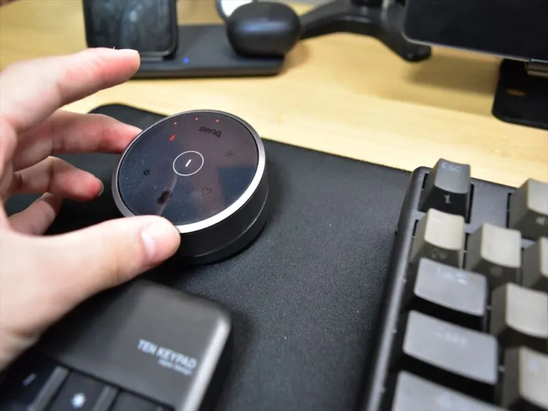 BenQ ScreenBar Haloのリモコンをキーボード脇に置いた状態