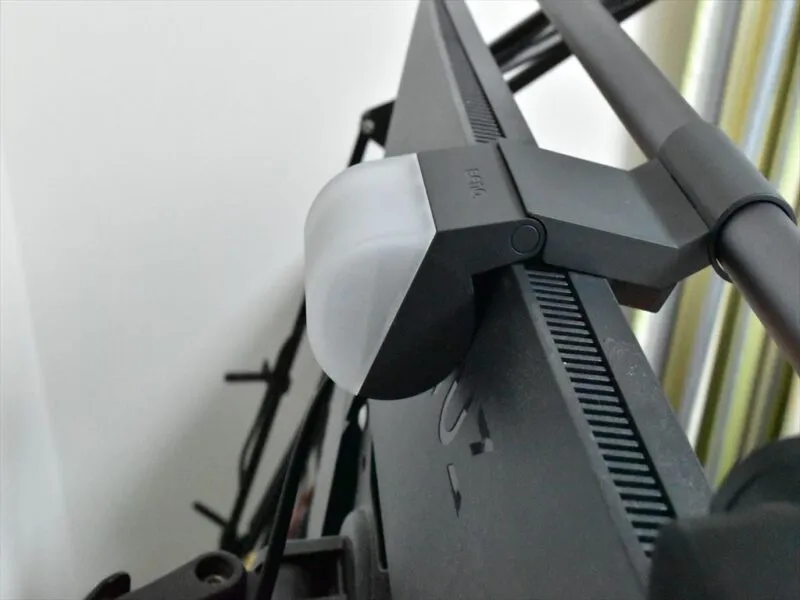 BenQ ScreenBar Haloの自動調光センサーを近くで見た様子