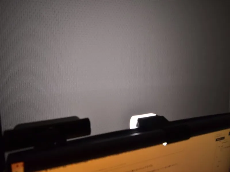 BenQ ScreenBar Haloの光がモニター上部に漏れている様子
