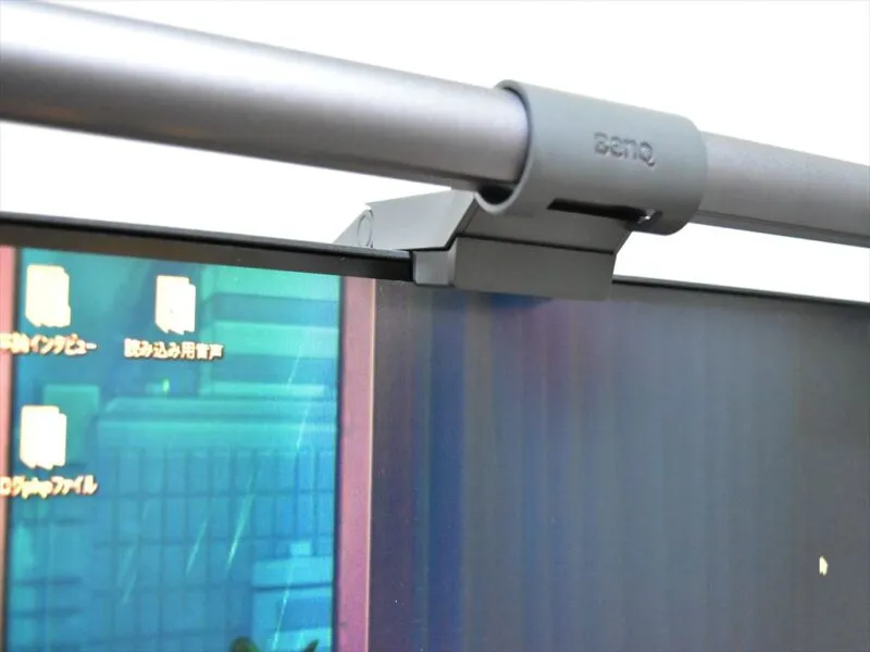 BenQ ScreenBar Haloをモニター上部に取り付けた状態を横から見た様子