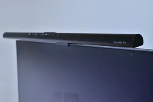 BenQ ScreenBar Proをモニター上部に取り付けた正面からのクローズアップ