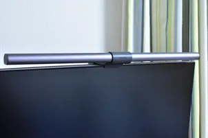 BenQ ScreenBar Proをモニターに取り付けたクランプ部分の側面