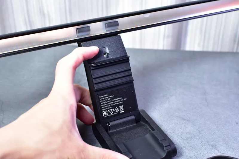 BenQ ScreenBar Proのコントローラーを手で操作しているところ