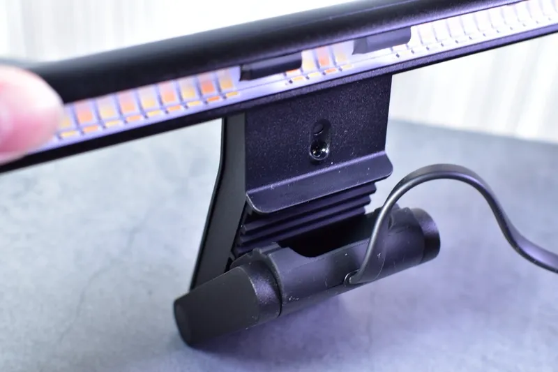 BenQ ScreenBar Proをモニターに取り付けたクランプ部分を横から