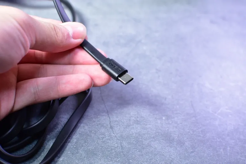 BenQ ScreenBar ProのUSBケーブル端子を手で持ったところ