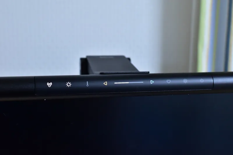 BenQ ScreenBar Proをモニター上部に設置しタッチセンサー部分を横から見た様子
