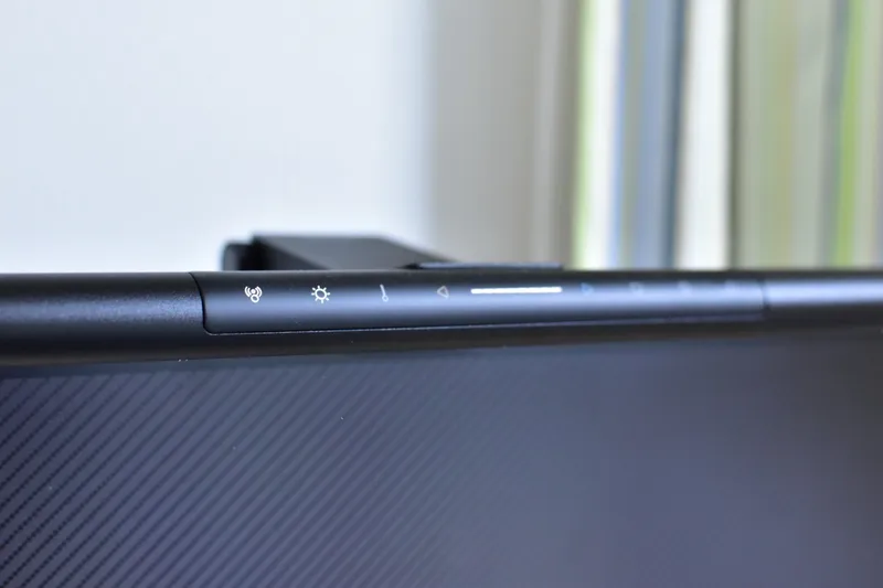 BenQ ScreenBar Proを消灯した状態でモニター上部に設置