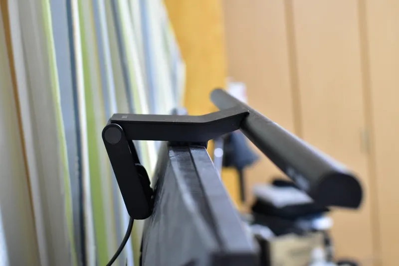 BenQ ScreenBar Proのモニター背面から見たクランプ取り付け状態