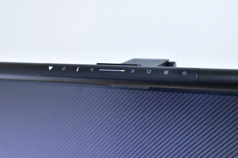 BenQ ScreenBar Proを点灯させモニター上部に設置した様子