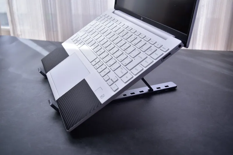 BoYata折りたたみ式スタンドにノートPCを乗せて横から見た様子