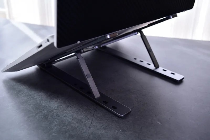 BoYata折りたたみ式スタンドにノートPCを乗せて正面から見た様子