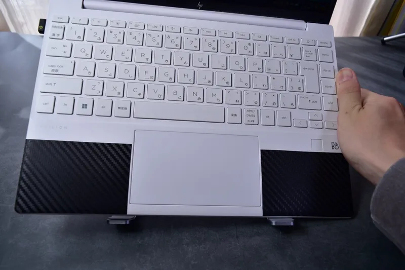 BoYata折りたたみ式スタンドに別のノートPCを乗せてキーボード操作している様子