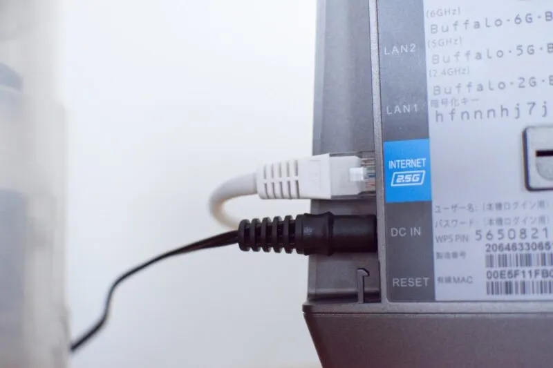 BUFFALO WSR-5400XE6の背面ラベルとケーブル接続部のクローズアップ