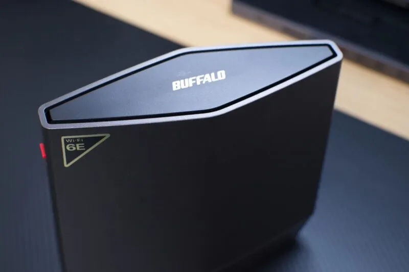 BUFFALO WSR-5400XE6の正面ロゴ部分アップ