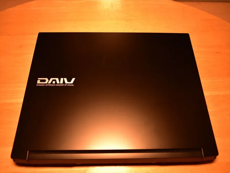 Mouse DAIV 5D-R7ノートPC天板のクローズアップ