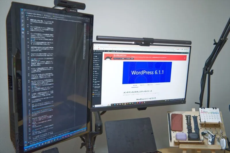 デュアルモニターにコードとWordPress管理画面を表示
