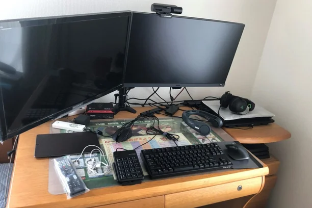 モニター2台とキーボード、テンキーを置いたデュアルモニターのデスク