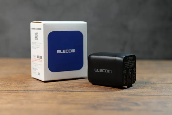 エレコム EC-AC4465BKの化粧箱パッケージと本体を並べた様子
