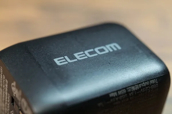 エレコム EC-AC4465BKの側面ロゴアップ