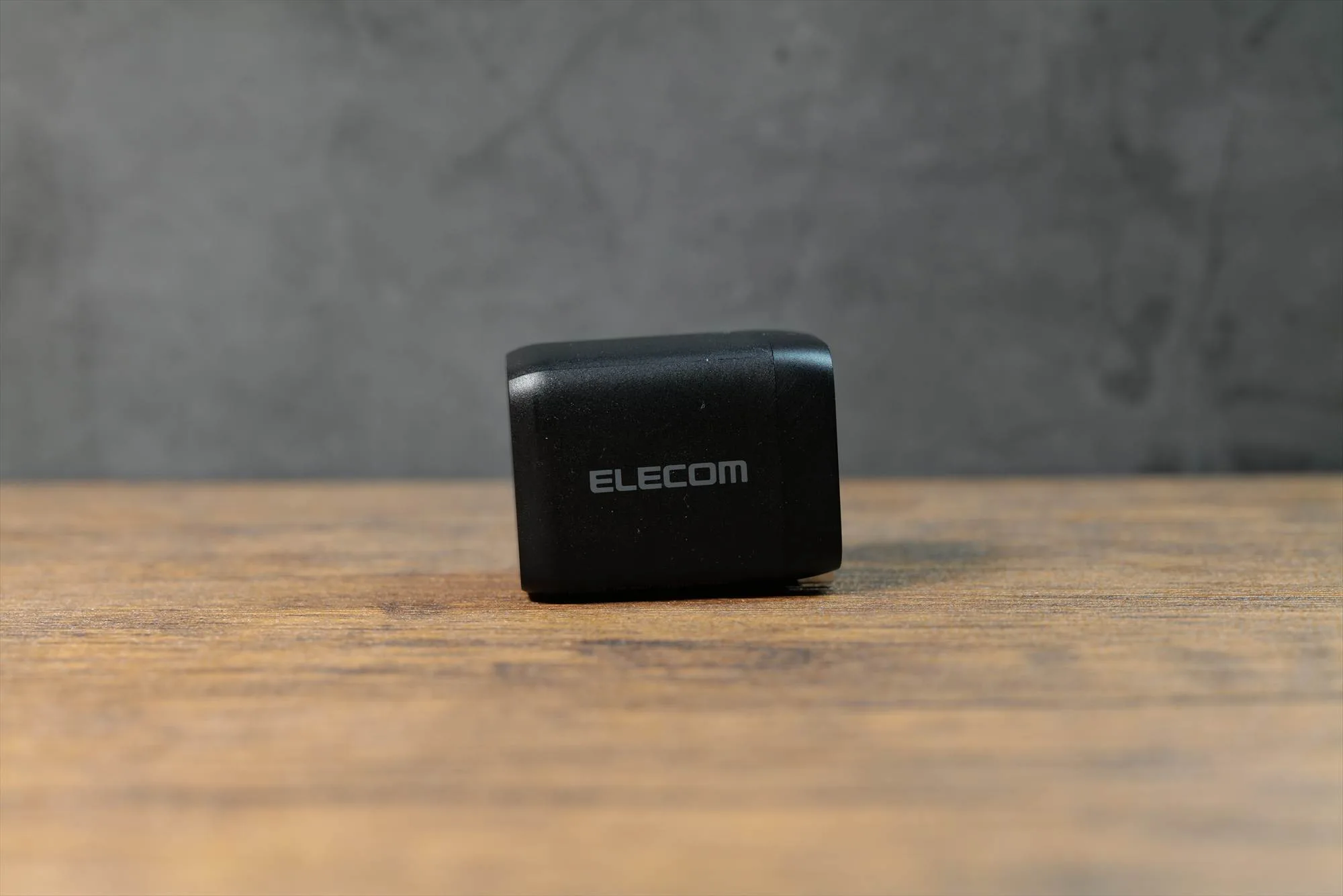 エレコム EC-AC4465BKを斜め正面から見た様子