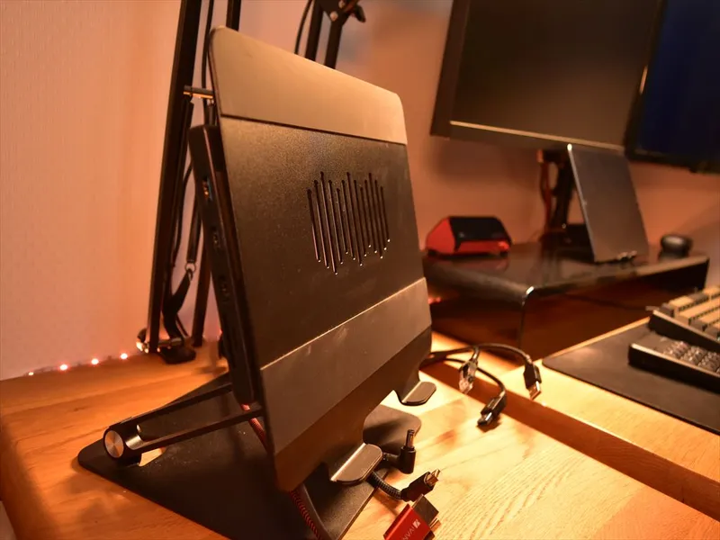 EPNノートパソコンスタンドにノートPCを立てた状態