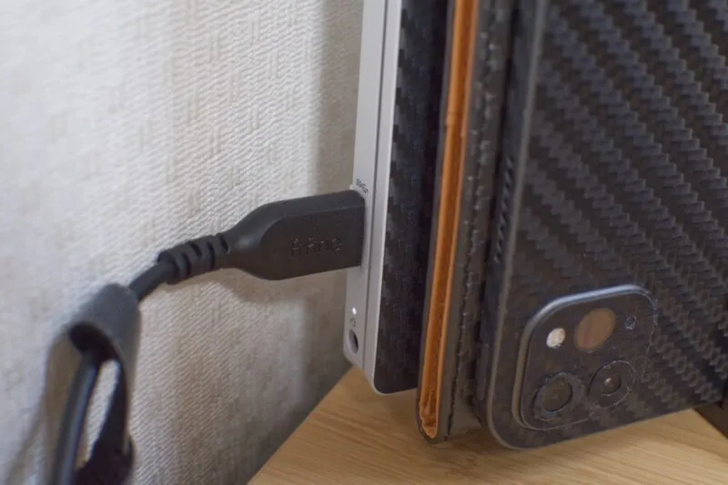 FIFINE AmpliGame A8のUSBケーブルとケースを並べた様子